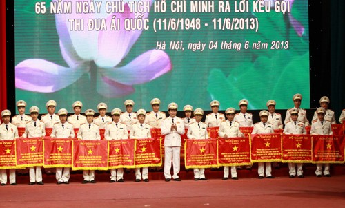 ตำรวจประชาชนต้องยืนหยัดความมุ่งมั่นทางการเมือง จงรักภักดีต่อปิตุภูมิ - ảnh 1
